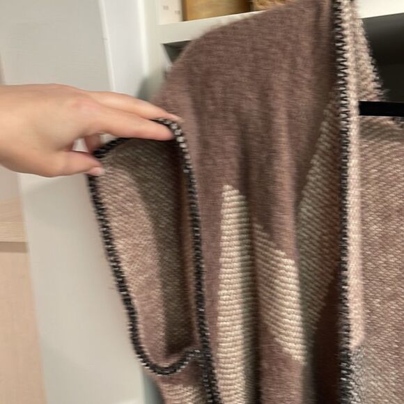 EUC Soft Khaki Black Chevron Wide Cap Sleeve Cape One Size - Picture 8 of 9